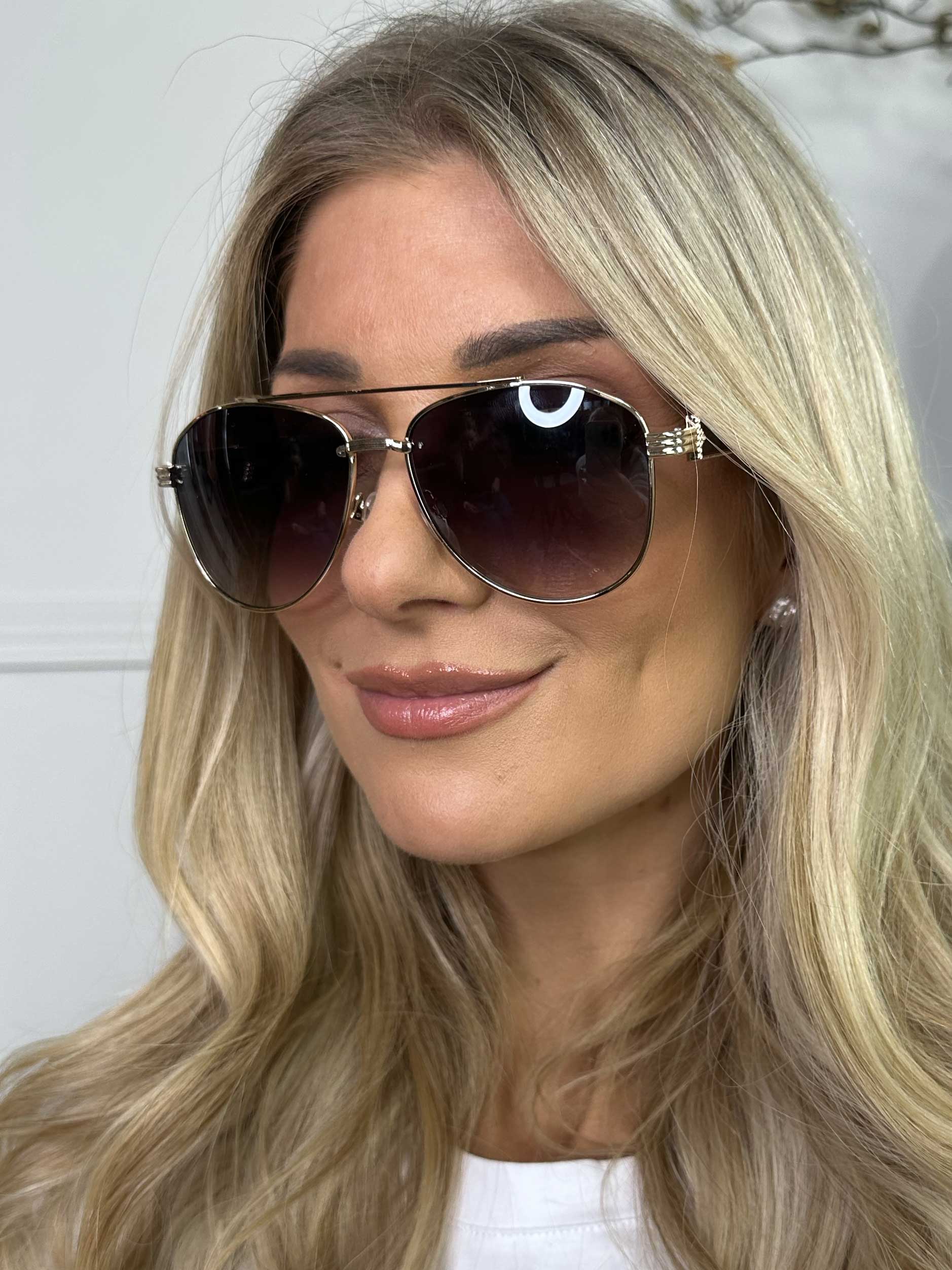 Lindas - Guld solbriller med stel i trælook